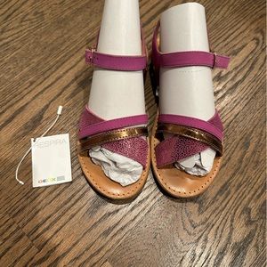 Stylish girls Geox Eolie sandals in dark fuchsia with gold strap-size US 3.5